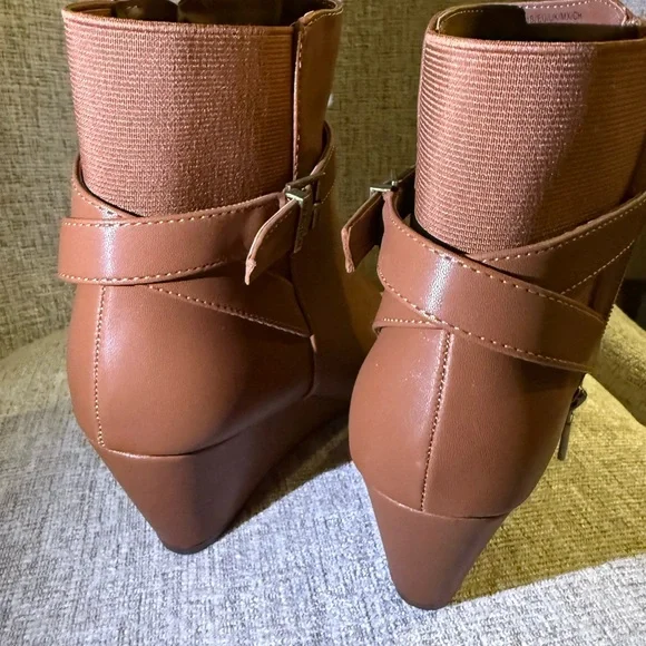 NWT Kenneth Cole Reaction Women’s Emmie Brown Wedge Boot Size 9 - Picture 7 of 13